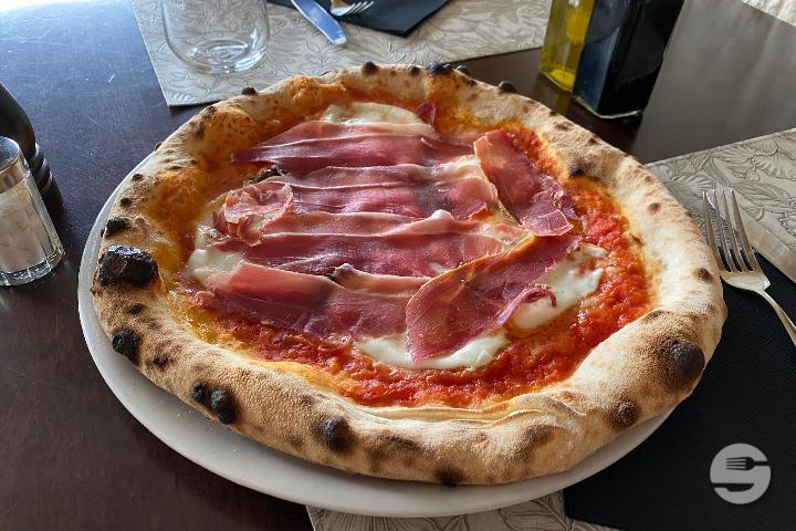 Margherita with raw Parma ham - Bellavista