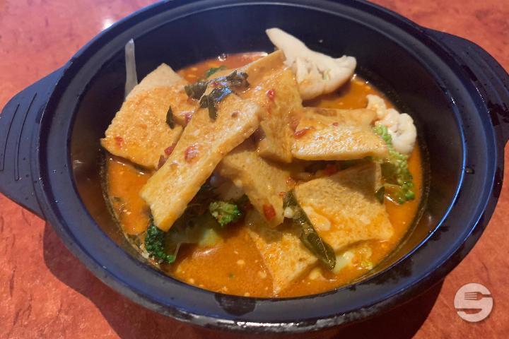 75 Assortiment de légumes au tofu sauté et curry - Hochi