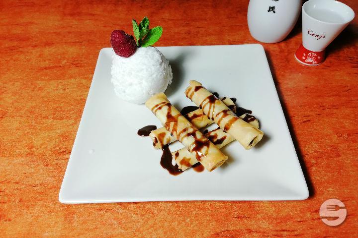 51 Chocolate nems with coconut ice cream - Hochi