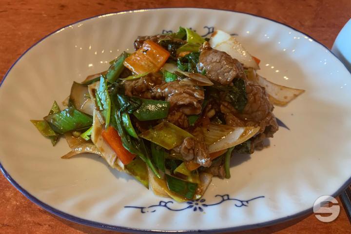 24 Beef with basil - Hochi