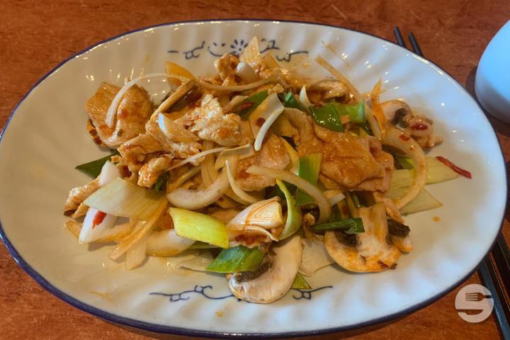 27 Pork with onions and chili - Hochi