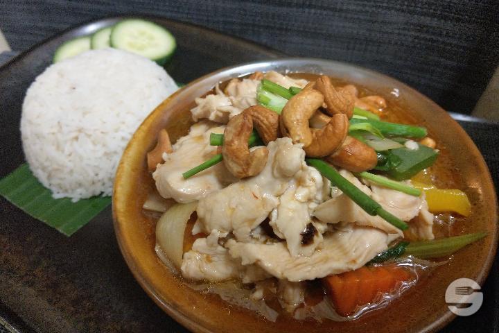 Chicken Stir-Fried with Cashews - Yak Thaï