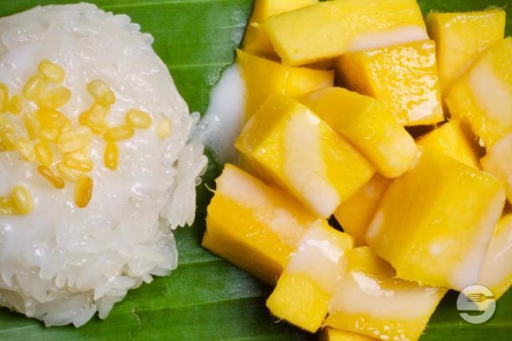 Sticky Rice with Mango and Coconut Milk - Yak Thaï