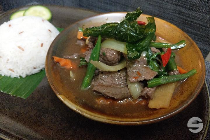 Beef Stir-Fried with Basil - Yak Thaï