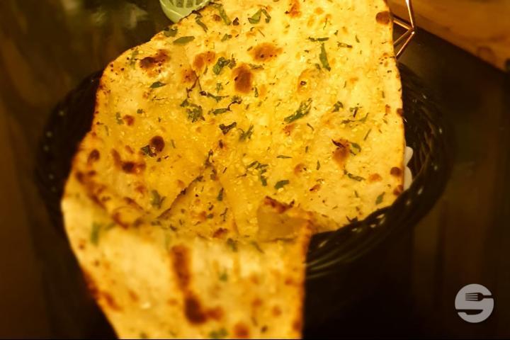 Cheese & Garlic Naan - Urban Spice