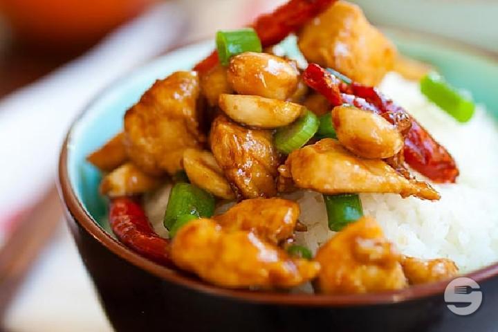 Kung Pao Poulet mit Erdnüssen (scharf) - MHM Take Away