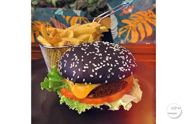 The Dark Knight cheeseburger - Envie Vegan