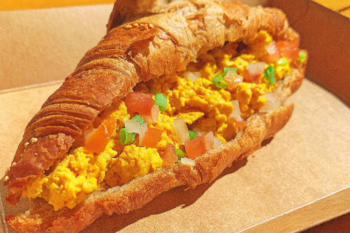 Croissant et "T'oeufu" brouillé - Envie Vegan