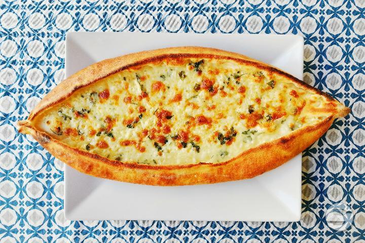 Pide with cheese - Brasserie De Tivoli