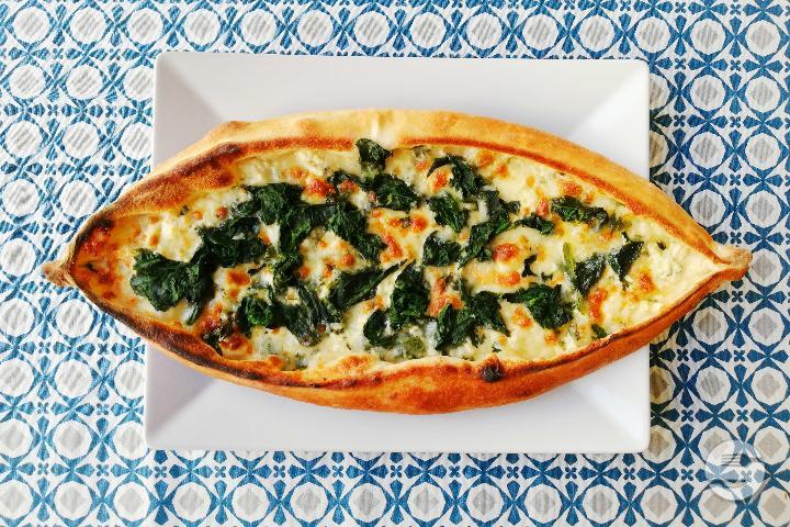 Pide with spinach - Brasserie De Tivoli