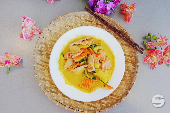 Poulet au Curry Jaune - OliMy Le Mont