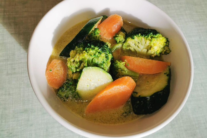 Curry vert aux légumes vég. et riz - Saveurs & Couleurs