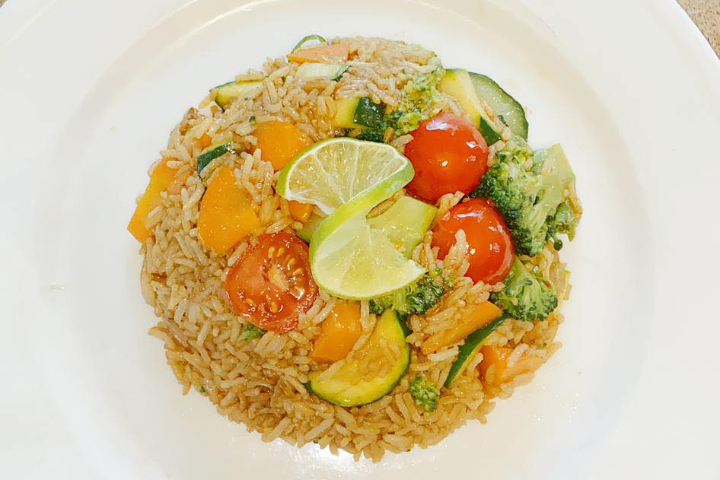 Riz Sautée aux Légumes Végétariens - Saveurs & Couleurs