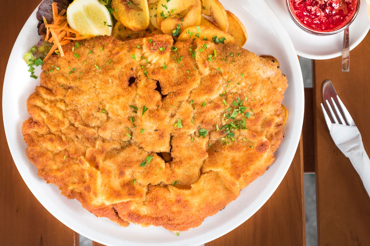 Big Kalbsschnitzel mit Pommes - Ristorante Bufala