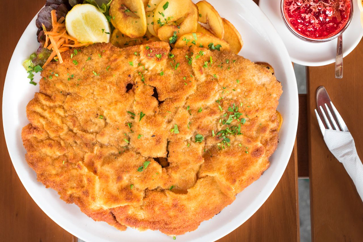 Big Schweineschnitzel mit Pommes - Ristorante Bufala