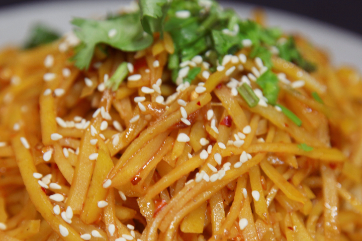Kartoffelstreifen an scharfer Sichuan Sauce - Restaurant Khujug