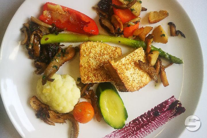 Pavé de tofu au sésame, persillade de bolets ; légume du jour vapeur - Auberge de Duillier