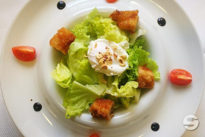 Salade césar au poulet, copeaux de parmesan et croutons - Auberge de Duillier