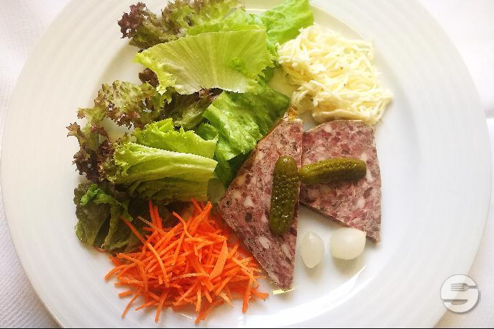 Terrine maison et bouquet de salade - Auberge de Duillier