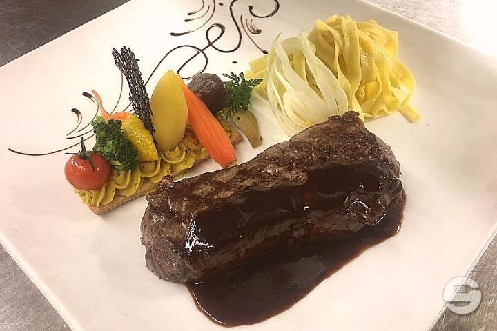 Entrecôte de bœuf grillé (choix de cuisson), pommes au paprika ; beurre café Paris ; salade verte - Auberge de Duillier
