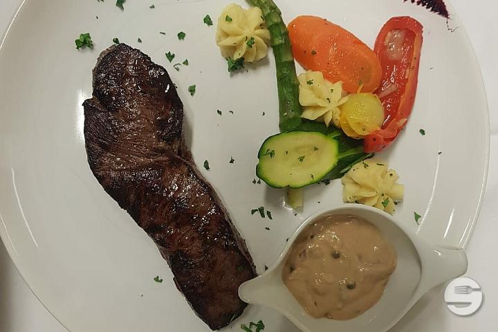 Entrecôte de cheval grillé (choix de cuisson), pommes au paprika ; sauce poivre ; salade verte - Auberge de Duillier