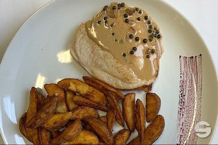 Escalope de poulet grillé, pommes dauphine, légumes de saison, sauce champignon, salade verte - Auberge de Duillier