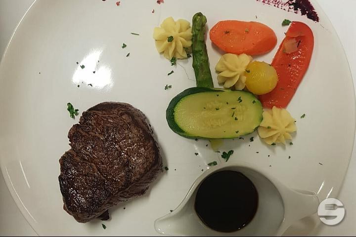 Filet de bœuf, pommes dauphines, légumes de saison, sauce aux morilles, salade verte. - Auberge de Duillier