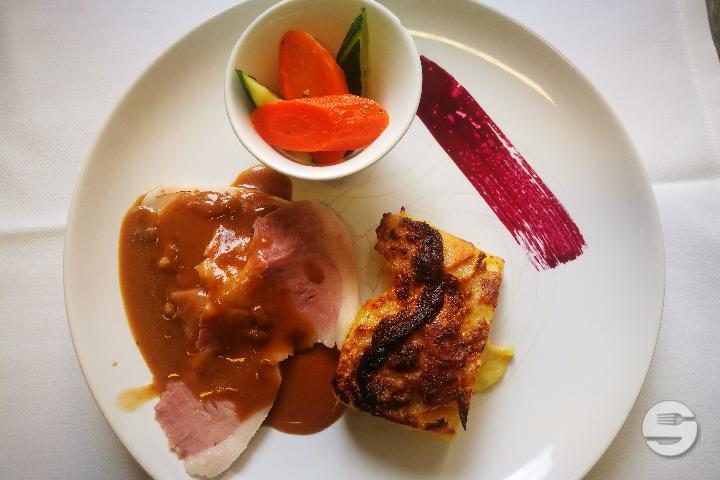 Jambon à l’os, gratin dauphinois, légumes du jour - Auberge de Duillier