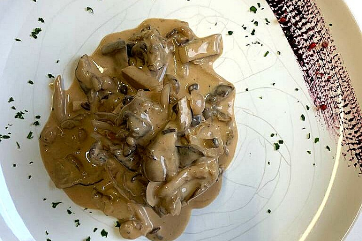 Feuilleté aux champignons, sauce crème champignons - Auberge de Duillier