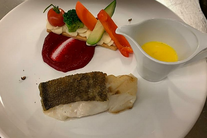 Dos de cabillaud, riz basmati, légumes de saison, sauce au beurre blanc citronnée - Auberge de Duillier