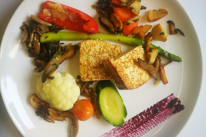 Pavé de tofu bio au sésame, persillade de cèpes et légumes de saison - Auberge de Duillier