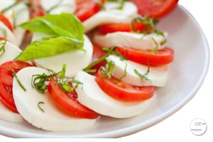 Tomato Mozzarella Salad - Nomad Food