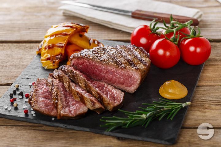 Entrecôte de Cheval Café de Paris avec ses Frites et Duo de Légumes - Le Cercle National