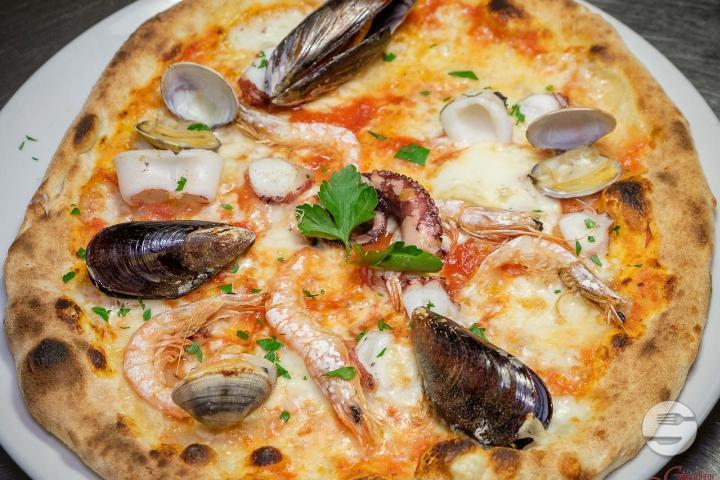 Pizza Pescatore - Hotel de Commune