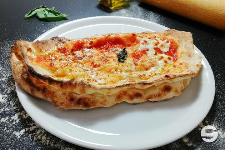 Pizza Calzone - Hotel de Commune