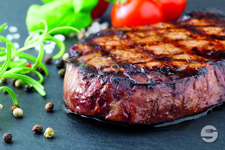 Entrecôte de Boeuf Café de Paris avec ses Frites et duo de Légumes - Hotel de Commune