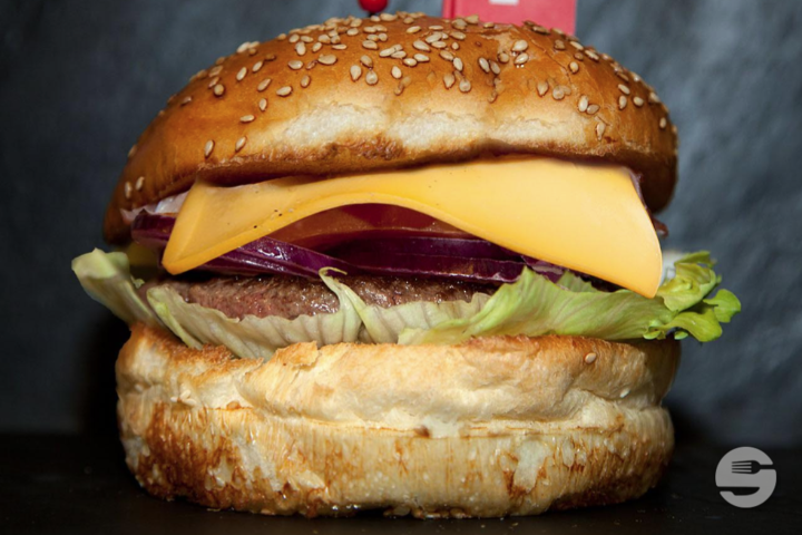 Cheesburger - A Table