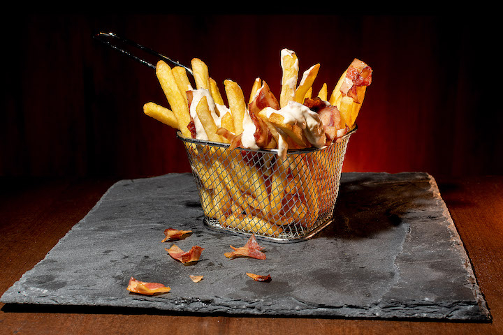 Cheesy bacon fries - The Hub Chêne-Bougeries