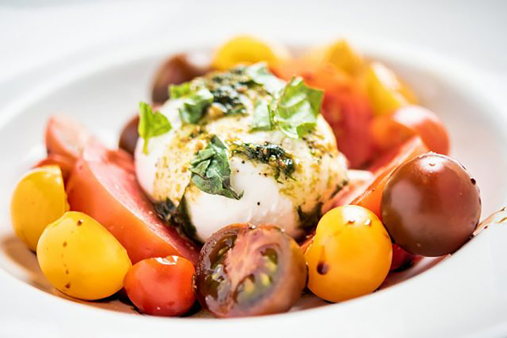Burrata aux tomates cerises et roquette - La Favola