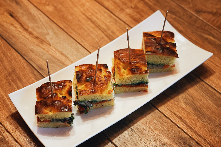 Focaccia au safran farcie avec Nduja, cime di rapa et scamorza (piquant) - La Favola