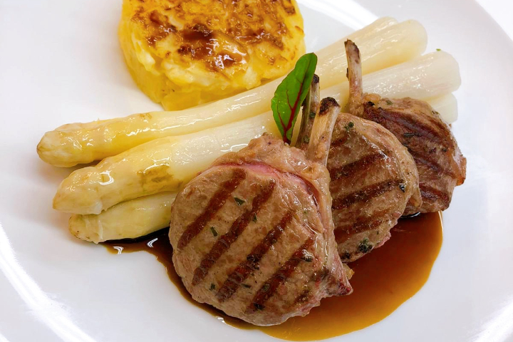 Lammkotelettes - Weisser Spargel - Kartoffelgratin - Rosmarinjus - Baur's Brasserie & Bar