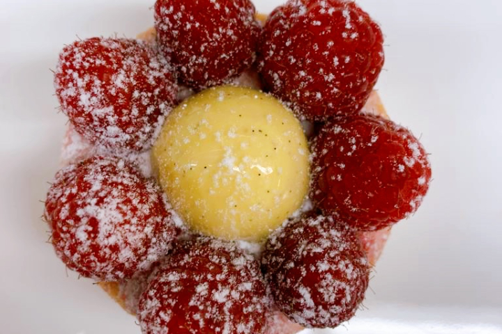 Himbeer Tartelette - Baur's Brasserie & Bar