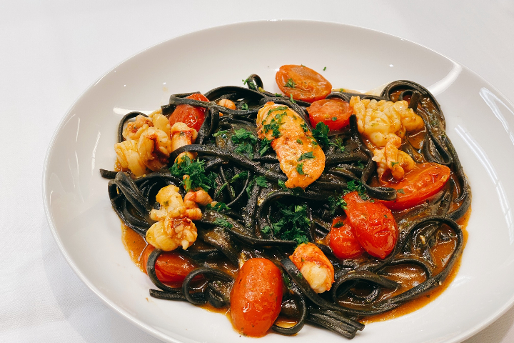 Sepia Linguine - Hummer - Datterini Tomaten - Baur's Brasserie & Bar