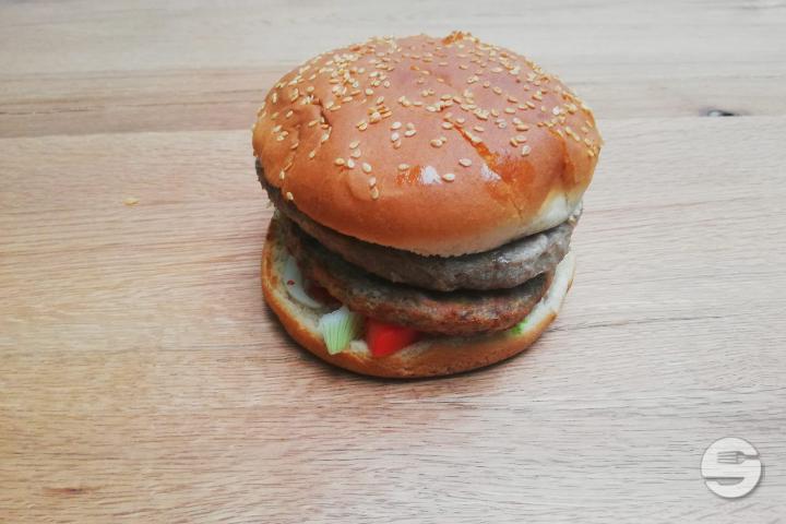 Hamburger avec Frites - Arc en Ciel Pizza & Kebab