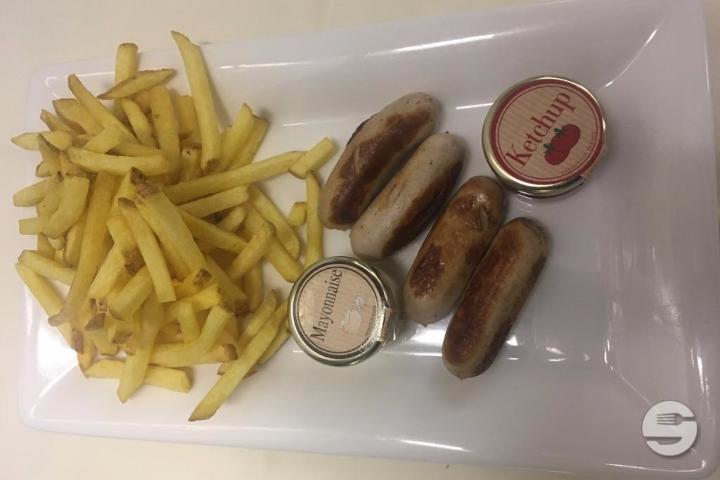 Mini-saucisses de veau et porc avec frites - Restaurant le Coup de Soleil