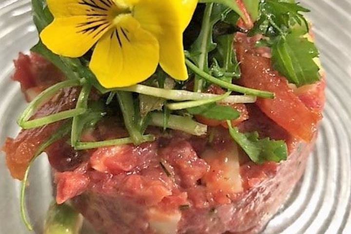 Tartare de bœuf façon Iberique, manchego, tomates séchées, avocat et piment - Restaurant le Coup de Soleil