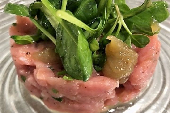 Tartare de veau à l'huile d'olive grecque, pousses d'épinards et purée d'oignons confits - Restaurant le Coup de Soleil