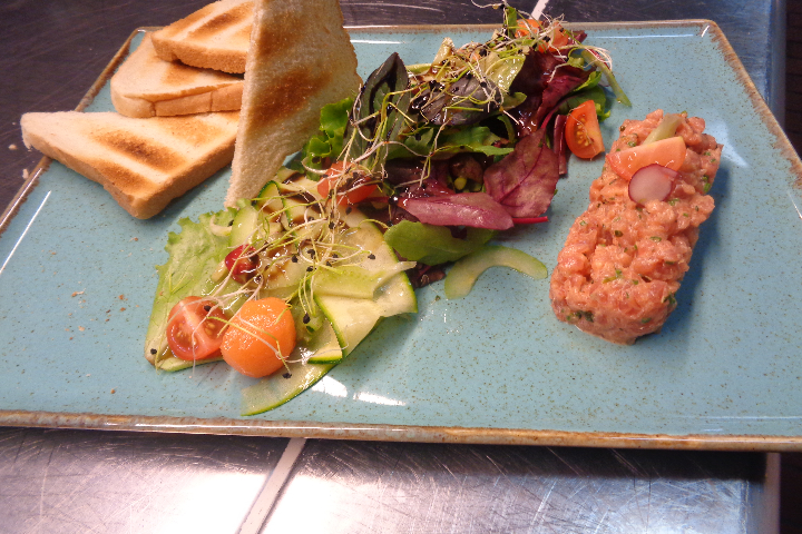 Tartare de thon légèrement épice et sa saladine - Hôtel de la Paix