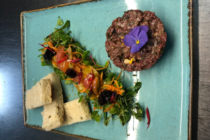 Tartare de bœuf à l’italienne et ses toasts - Hôtel de la Paix