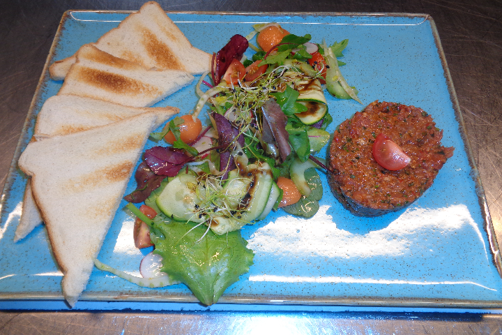 Tartare de boeuf assaisonné au basilic et piments doux - Hôtel de la Paix